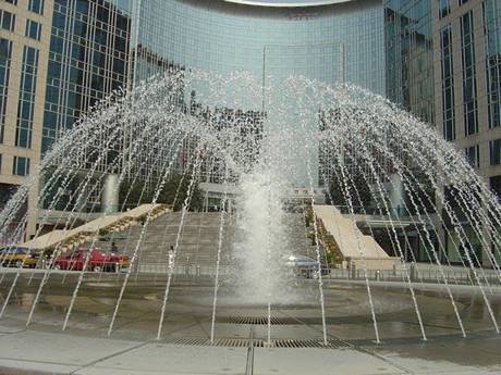 In front of an arc-shaped building, steel grating fountain drainage was designed to be round.