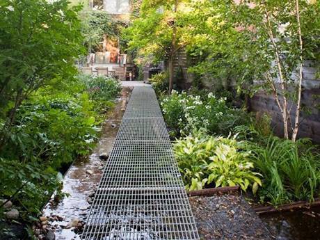 Welded steel grating walkway was built in sewage treatment area.